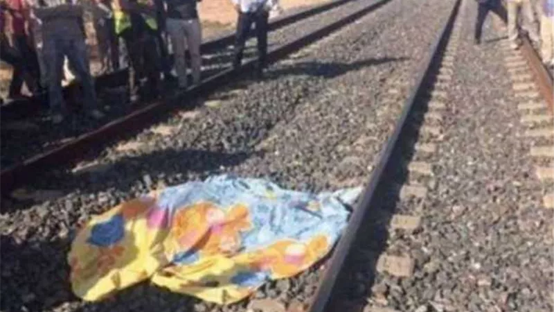 مصرع طفلين الأول صدمة قطار والأخرى سقطت من شرفة منزلها بالدقهلية