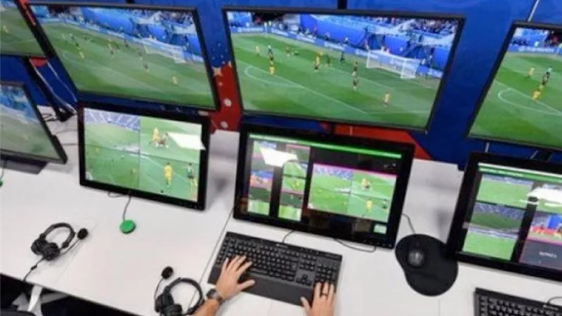 فيفا يختار ثلاثة حكام VAR من مصر
