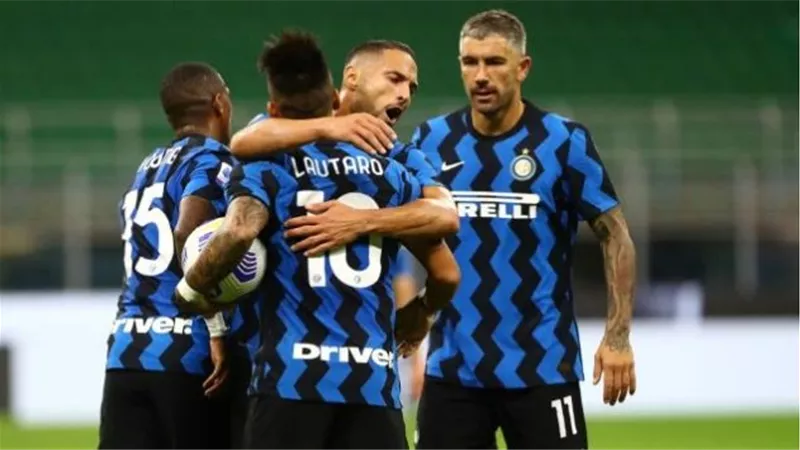 إنتر ميلان يتصدر الدوري الإيطالي مؤقتا بثنائية أمام فيرونا.. فيديو