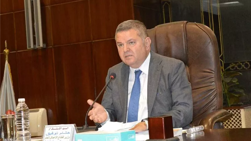 وزير قطاع الأعمال يكشف سعر وموعد طرح السيارة الكهربائية بالسوق