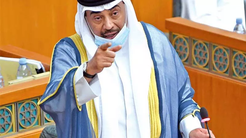 رئيس الوزراء الكويتي يفتتح حملة التطعيم ضد كورونا