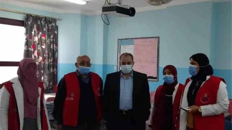 سلامة يتابع اعمال فريق المسح لطلاب الاول الاعدادى لفيروس سى بمدرسة الرؤية الجديدة بالعاشر