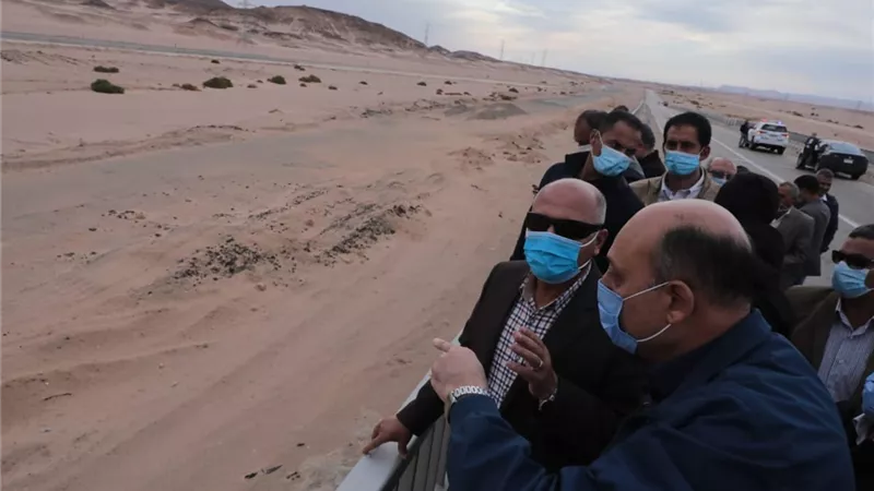 وزير النقل يتفقد مشروع إعادة تأهيل خط سكة حديد قنا سفاجا أبو طرطور الغردقة