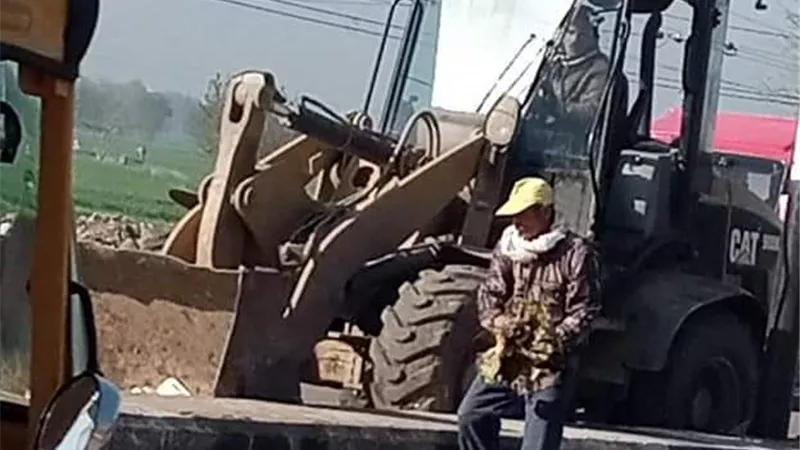رفع أكوام القمامة والسافوحة من على طريق الزقازيق الزراعة ابوحماد الاسماعيلية.. بالصور