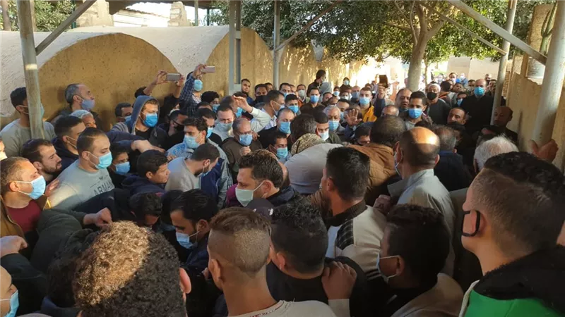الحزن يخيم على ميت عاصم اثناء تشييع المئات للمستشار لاشين إبراهيم الى مثواه الاخير .. فيديو وصور