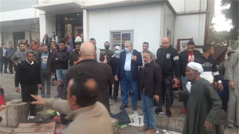 رئيس حى حلوان يطارد الباعة الجائلين لإعادة المظهر الحضارى أمام المترو.. بالصور
