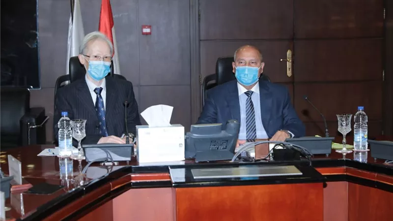 وزير النقل يبحث مع السفير الياباني تأهيل قطارات مترو الأنفاق القديمة وتكييفها