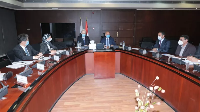 وزير النقل يبحث مع السفير الياباني اعادة تأهيل 35 قطاراً بالاسطول الحالي للخط الثاني لمترو الانفاق