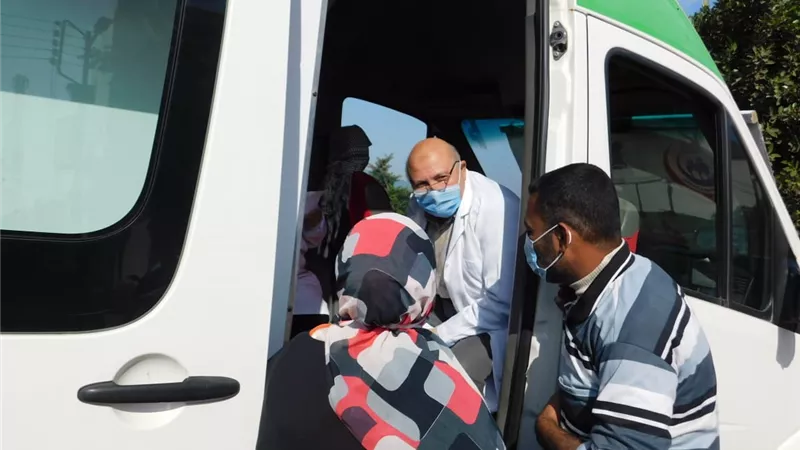 الكشف الطبي علي ١٤٠٠ مريض بالقافلة الطبية العلاجية بقرية العلاقمة بههيا