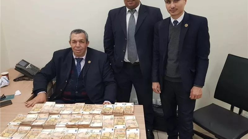 ضبط 185 الف يورو و 25 الف جنيه مع راكبين بالمطار