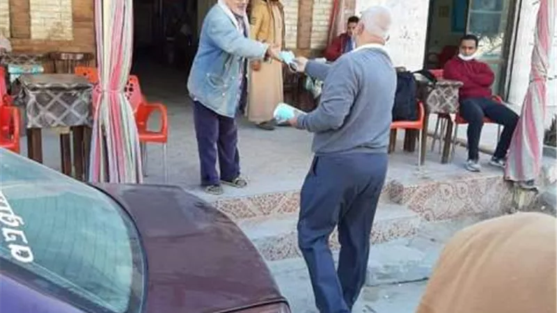 حمله لتوزيع الكمامات مجانا بمدينه الحمام في مطروح..صور