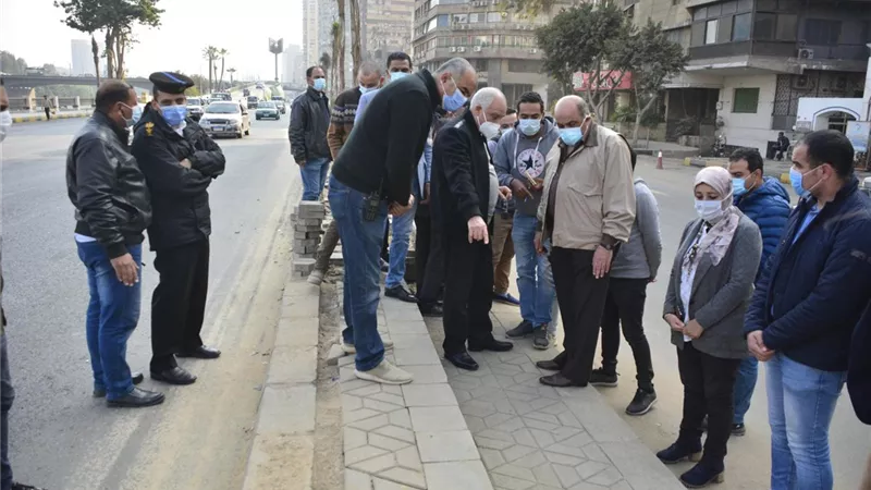 محافظ الجيزة يتفقد اعمال إنشاء القواعد الخرسانية الخاصة بكباري المشاة بطريق الفيوم