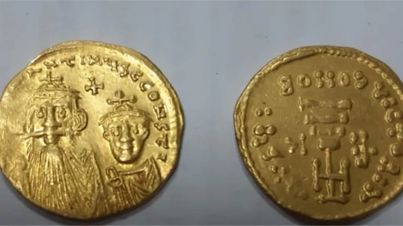 الوحدة الأثرية بقرية البضائع تضبط 85 عملة أثرية قبل تهريبها إلى أمريكا