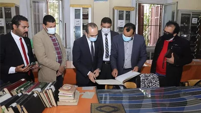 نائب محافظ سوهاج يتفقد مكتبة 