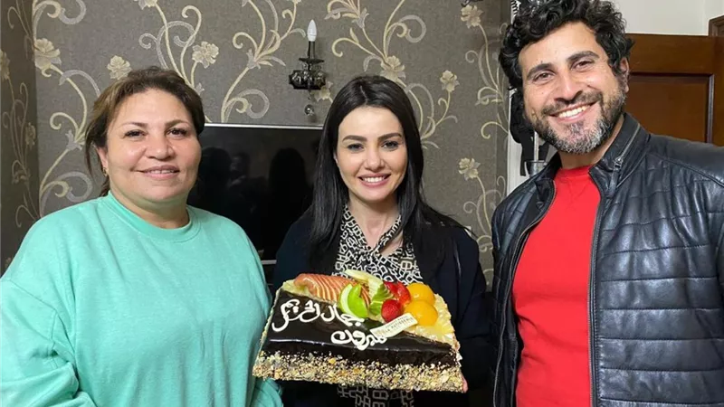 عمرو الصيفى يفاجىء دينا فؤاد بـ تورتة لتهنئتها على نجاح 