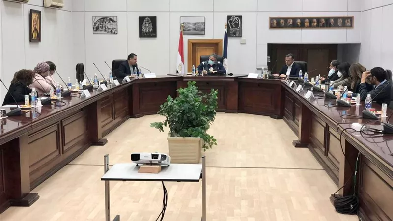 وزير السياحة والآثار يعقد اجتماعاً موسعاً لمناقشة إطلاق حملة ترويجية دولية لمصر