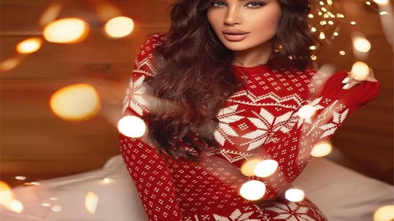 شيراز تتألق بإطلالة رقيقة وتعلق : الكريسماس ليس موسما إنه شعور