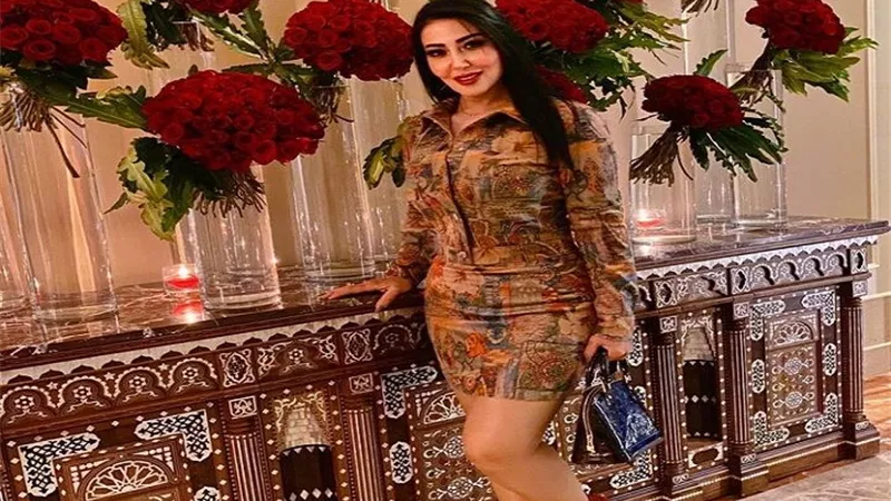 سمية الخشاب تخطف الأنظار بإطلالة مبهجة وتعلق : أحب الزهور الحمراء