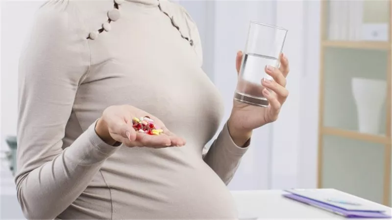 أستاذة نساء وتوليد: مثبتات الحمل تستمر لمدة 3 شهور بعد نقل الأجنة المجمدة