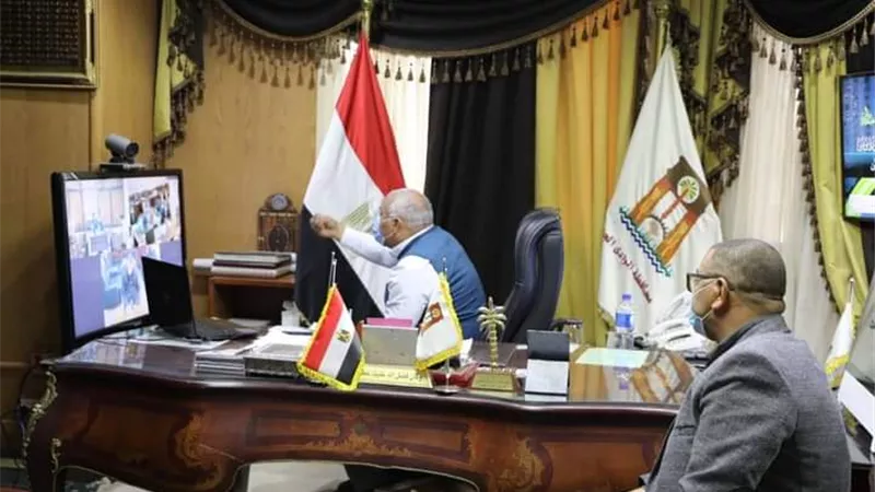 محافظ الوادي الجديد يوجه بتخفيض العاملين وتوفير أرصدة كورونا بالمستشفيات