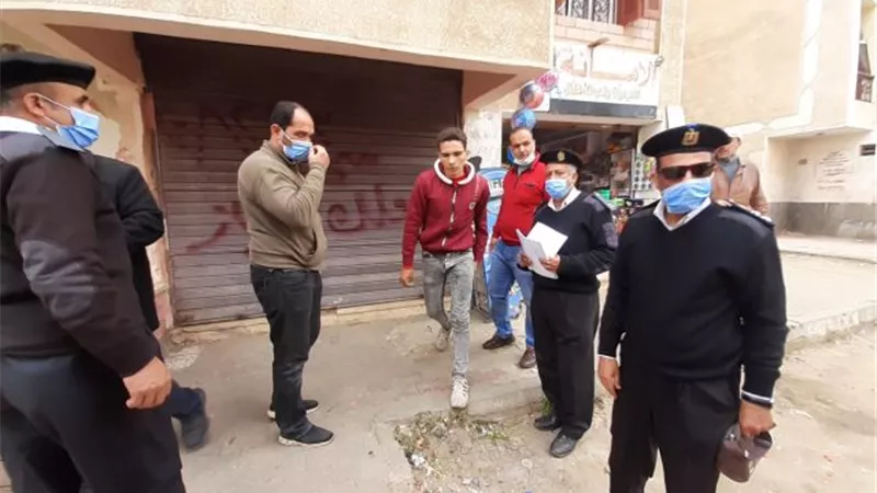 جهاز دمياط الجديدة يسحب ويغلق 20 محلاً مخالفاً فى المدينة بالتعاون مع شرطة التعمير.. بالصور