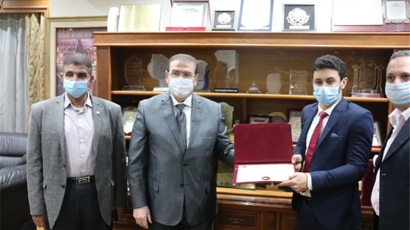 «ضاحي» يلتقى مخترع «روبوت كورونا» ويؤكد: «شباب مصر بخير.. والرئيس يوليهم اهتماما خاصا».. والكومي يشرح تفاصيل أختراعه