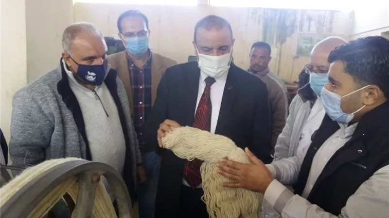 سلامة يتفقد مصنع غزل الصوف.. ويشيد بمنظومة التعاون مع مركز التنمية المستدامة بمطروح