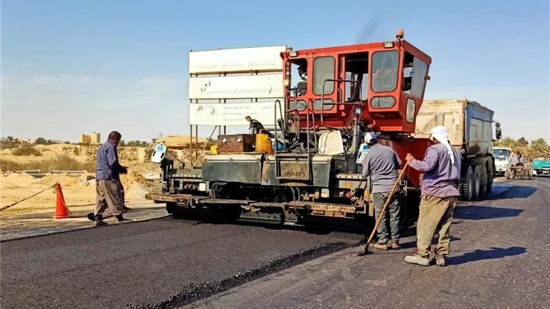 محافظ مطروح يتابع اعمال رصف طرق سيوة والسلوم