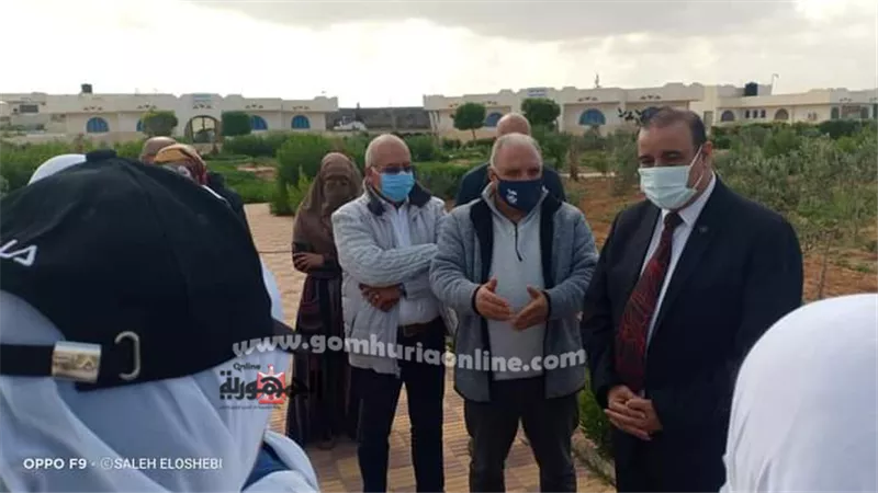 وكيل تعليم مطروح ومدير البحوث التطبيقية يتابعان فعاليات التدريب العملي لطلاب الزراعة المطرية