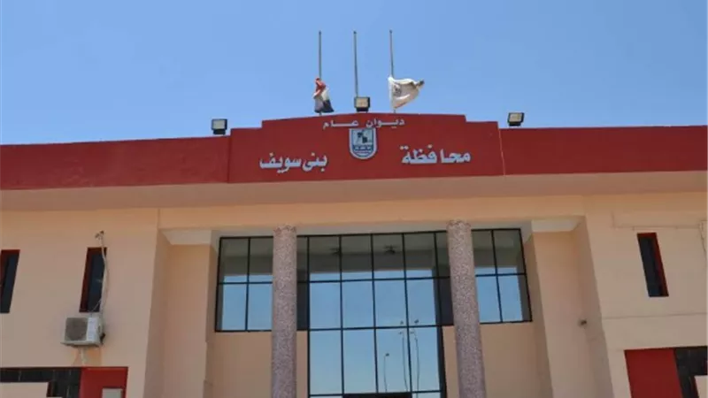 محافظ بني سويف يشدًد على حظر إقامة الأفراح والالتزام بمواعيد غلق المحلات