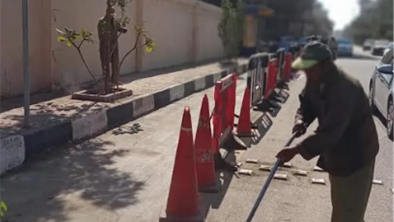 تنفيذ حملة نظافة مكبرة وغسيل الأرصفة بشوارع حى جنوب مدينة الأقصر