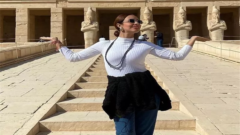 شاهد ..رنا سماحه فى إطلالة ساحرة من معبد حتشبسوت