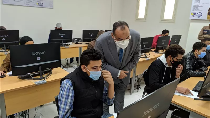 رئيس جامعة بني سويف التكنولوجية يتفقد الاختبارات العملية بالكليه