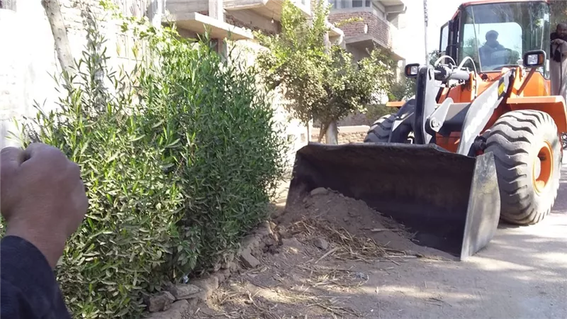 رفع المخلفات والقمامة بقرية الصعايدة بالزينية شمال الأقصر
