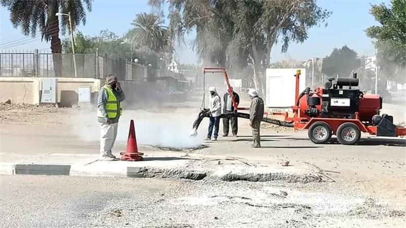 باتشر الحل البديل لترميم الطرق وعلاج طبقات الاسفلت المتهالك بالوادى الجديد.صور