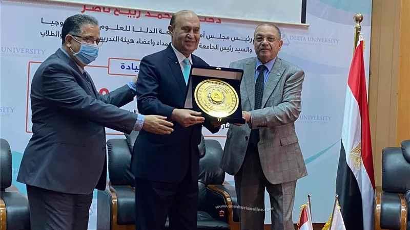 الفريق مهاب مميش : الرئيس السيسي شايل علي عاتقه حمل كبير أن تظل مصر دائماً في المقدمة