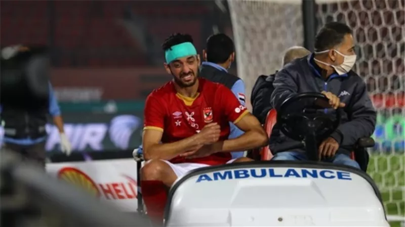 تفاصيل الإصابة القوية لـ «طاهر محمد طاهر» ونقله بسيارة إسعاف للمستشفى