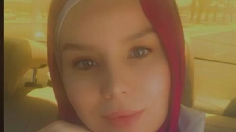 فنانة شابة تثير الجدل بعد خلع حجابها بعد ارتدائه 3شهور