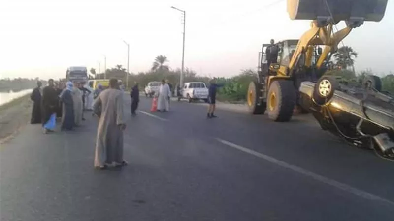 إنقلاب سيارة نقل محمله بالعسل أعلي كوبرى قليوب بسبب السرعة
