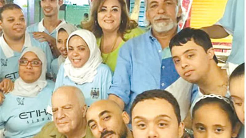 نهال عنبر تتابع حالات المرضي في المستشفيات