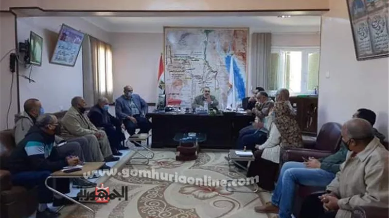 وكيل زراعة الوادى الجديد يجتمع بمديرى الادارات لتنظيم العمل لمجابهة كورونا .صور