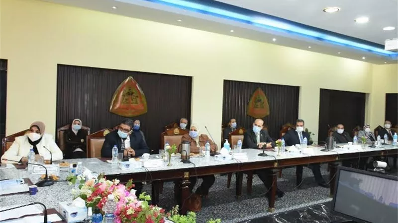 محافظ الشرقية.. إنشاء تجمعات سكنية جديدة لنقل سكان المناطق العشوائية