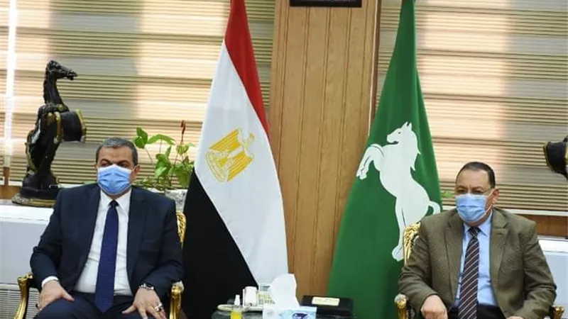 محافظ الشرقية يستقبل وزير القوى العاملة بمكتبة بالديوان العام