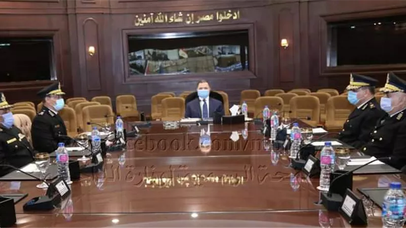 وزير الداخلية لمساعديه: لن نسمح بأية ممارسات من شأنها الخروج على القانون وملتزمين بتطبيق الإجراءات الاحترازية