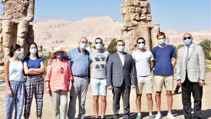 نائب محافظ الاقصر يتفقد أعمال تطوير ساحة تمثالى ممنون
