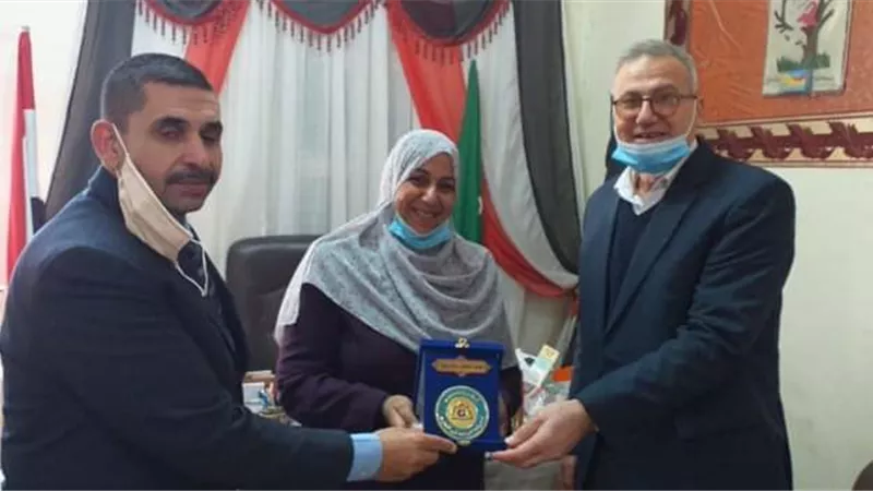 نقابة المعلمين تكرم معلمة تصدرت قصتها صفحات السوشيال ميديا