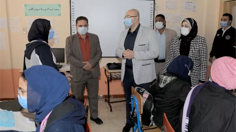 محافظ بني سويف يتابع امتحانات الفصل الدراسى الأول بمدرسة المتفوقين .صور