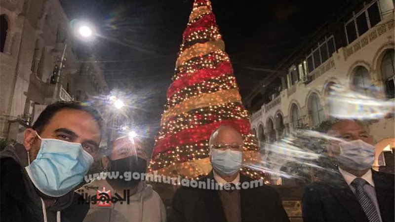 محافظ القاهرة يهنىء مواطنى العاصمه بالعام الجديد اثناء جوله بمصر الجديده بالصور