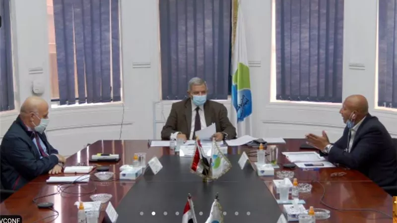 رئيس القابضة يؤكد المتابعة المستمرة لمشروعات المياه والصرف بالتجمعات الريفية