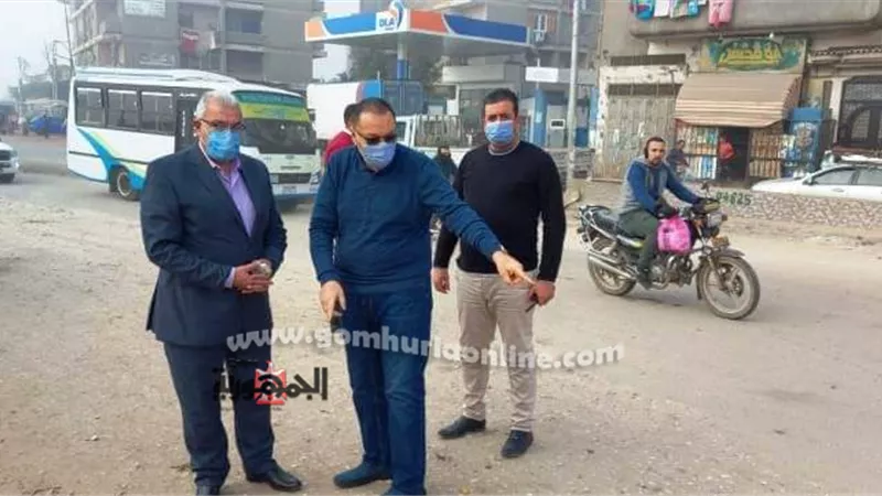 بالصور..محافظ الشرقية يتفقد أعمال الرصف والتطوير الجارية بشوارع مدينة بلبيس ويوجه بتوسعة منطقة كوبري الهويس